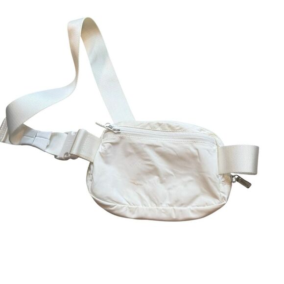 Lululemon Everywhere‎ Belt Bag Solid White Sporty Fanny Pack Travel  Gym Walking - Picture 4 of 7